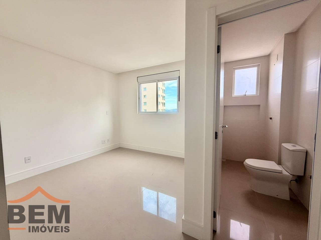 Apartamento à Venda com 3 quartos sendo 3 suítes, 3 vagas no bairro Centro em Balneário Camboriú/SC