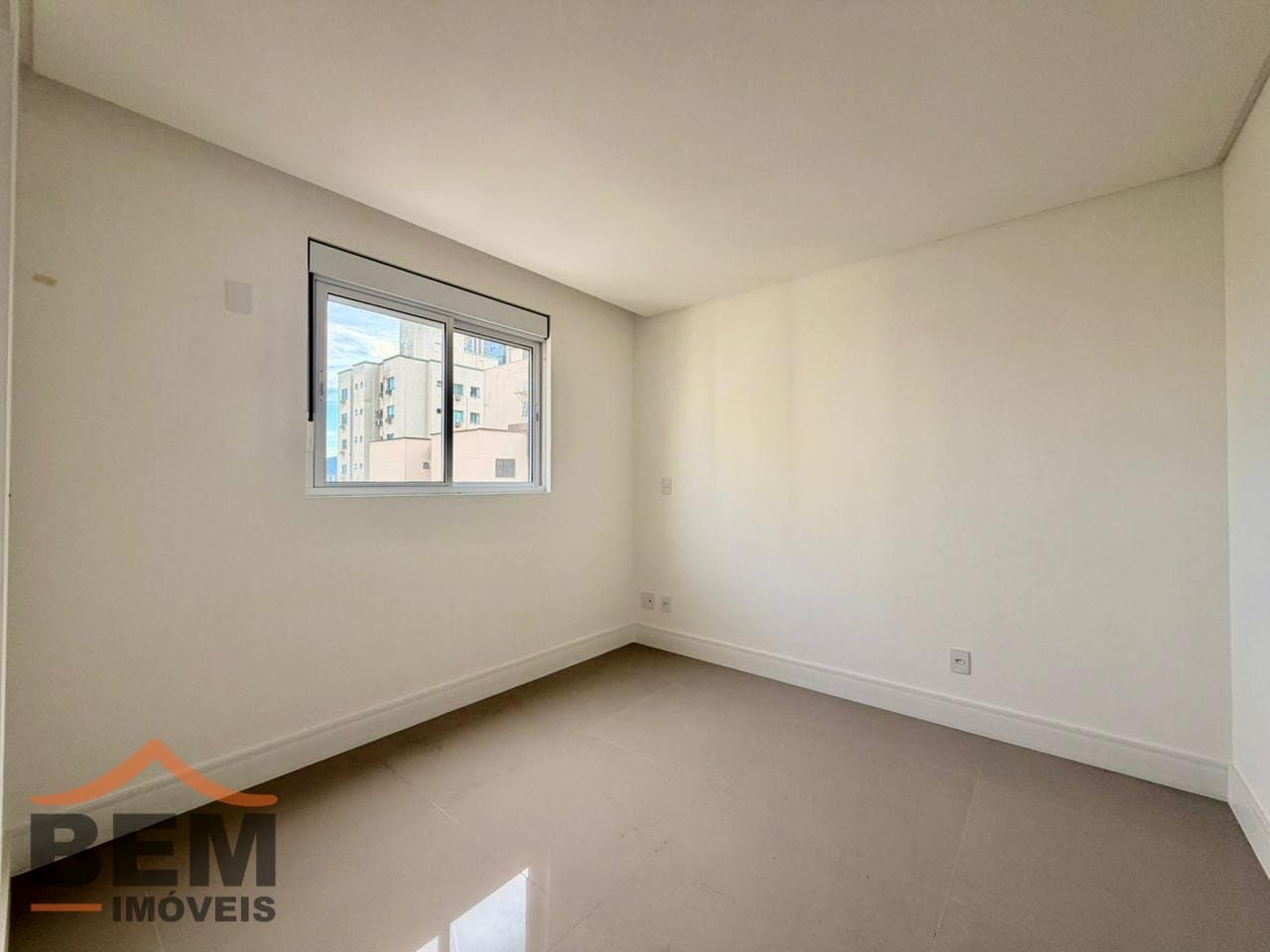 Apartamento à Venda com 3 quartos sendo 3 suítes, 3 vagas no bairro Centro em Balneário Camboriú/SC