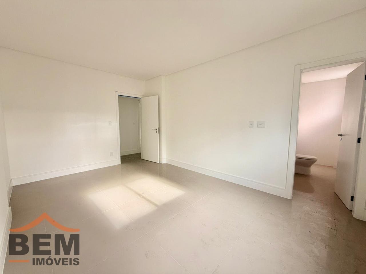 Apartamento à Venda com 3 quartos sendo 3 suítes, 3 vagas no bairro Centro em Balneário Camboriú/SC