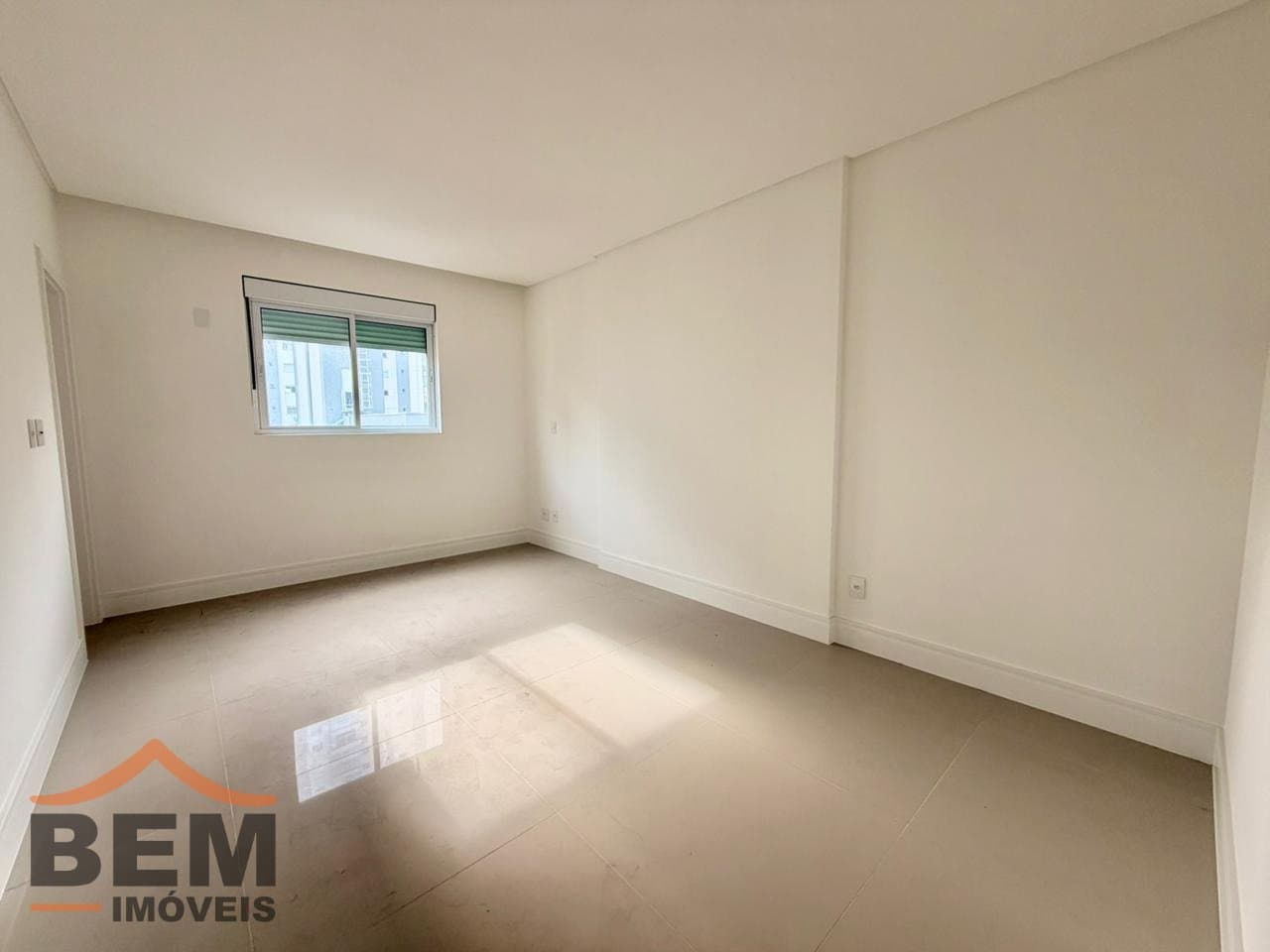 Apartamento à Venda com 3 quartos sendo 3 suítes, 3 vagas no bairro Centro em Balneário Camboriú/SC