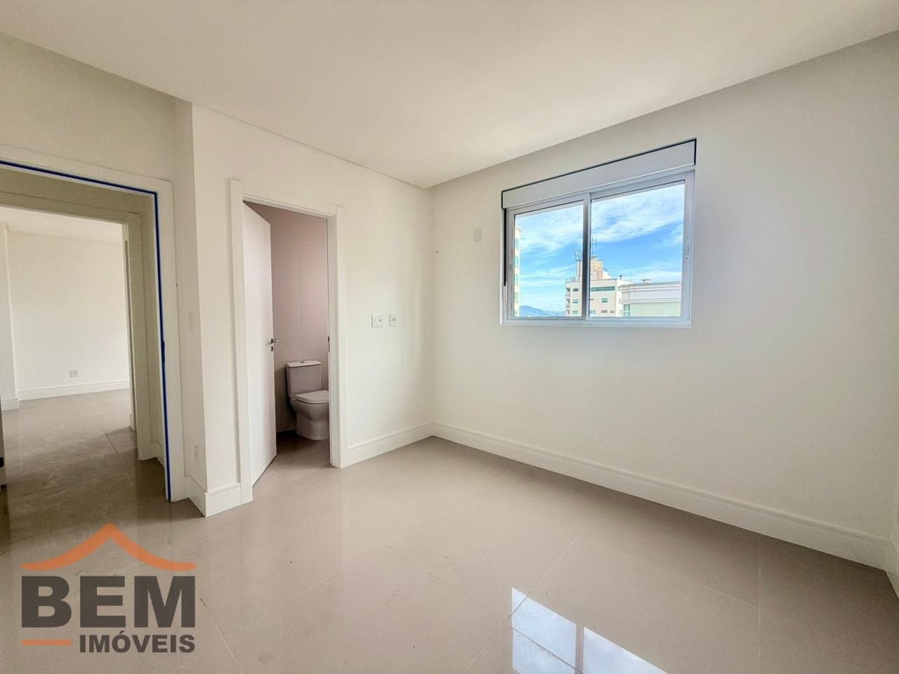 Apartamento à Venda com 3 quartos sendo 3 suítes, 3 vagas no bairro Centro em Balneário Camboriú/SC