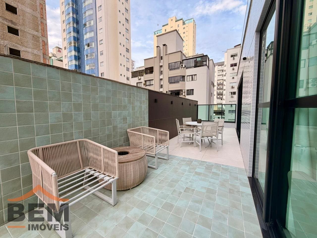 Apartamento à Venda com 3 quartos sendo 3 suítes, 3 vagas no bairro Centro em Balneário Camboriú/SC