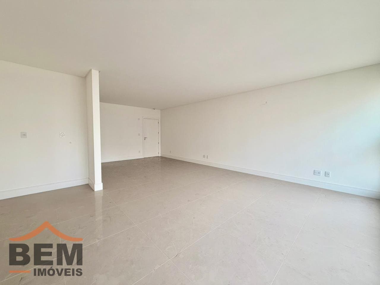 Apartamento à Venda com 3 quartos sendo 3 suítes, 3 vagas no bairro Centro em Balneário Camboriú/SC