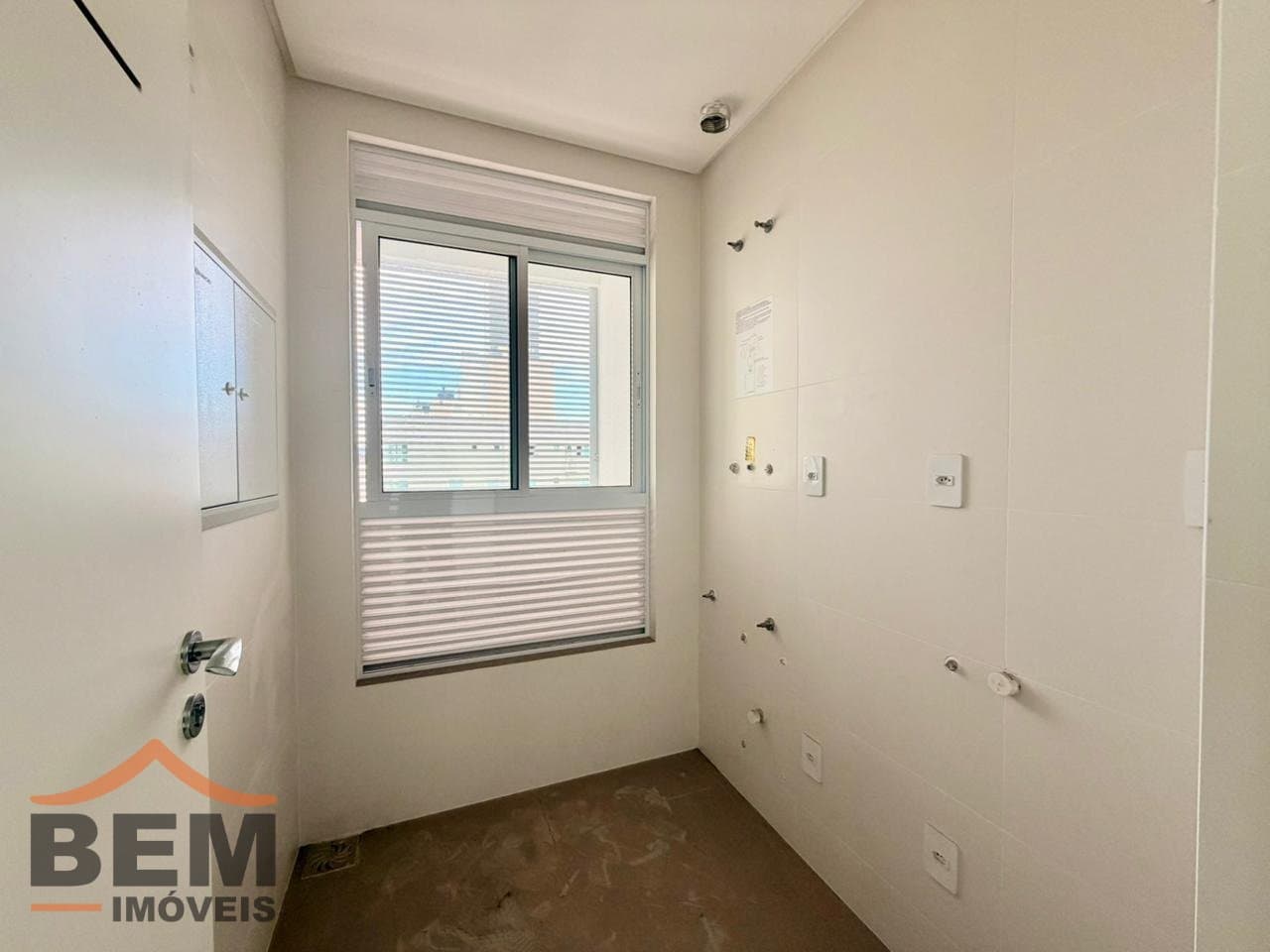Apartamento à Venda com 3 quartos sendo 3 suítes, 3 vagas no bairro Centro em Balneário Camboriú/SC