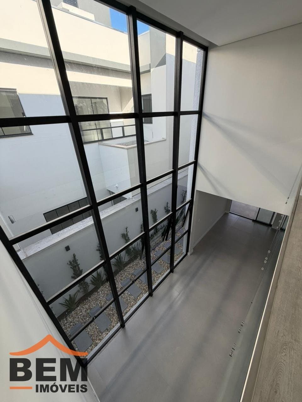Sobrado à Venda com 3 quartos sendo 3 suítes, 2 vagas no bairro Dom Bosco em Itajai/SC