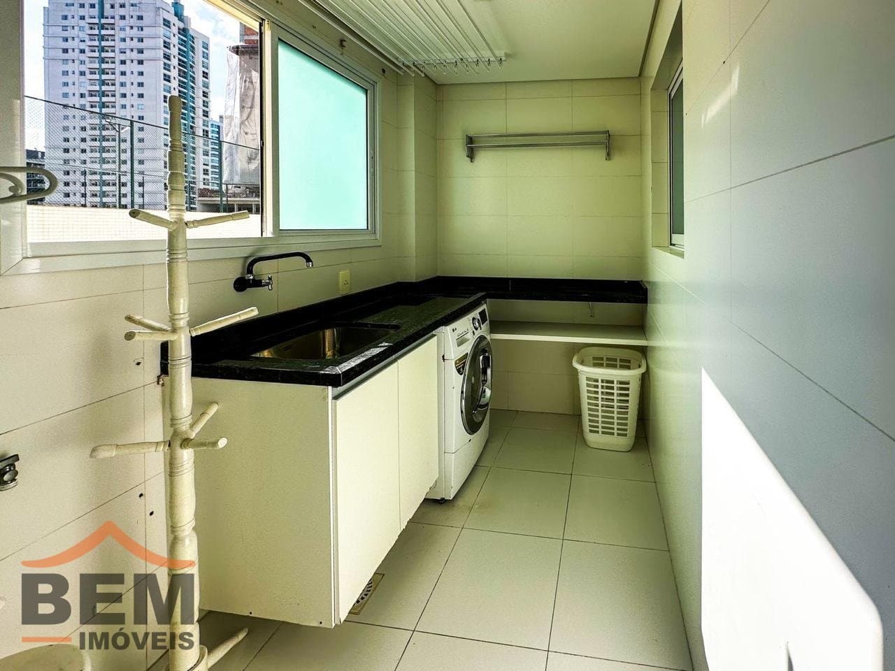 Apartamento para Locação com 3 quartos sendo 3 suítes, 2 vagas no bairro Centro em Itajaí/SC: 10 - ÁREA DE SERVIÇO