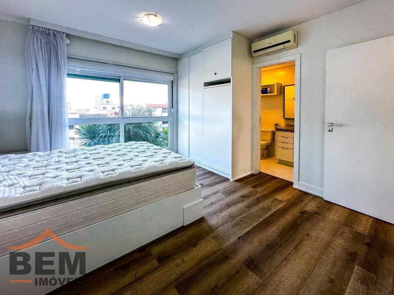 Apartamento para Locação com 3 quartos sendo 3 suítes, 2 vagas no bairro Centro em Itajaí/SC: 15 - DORMITÓRIO SUÍTE 01