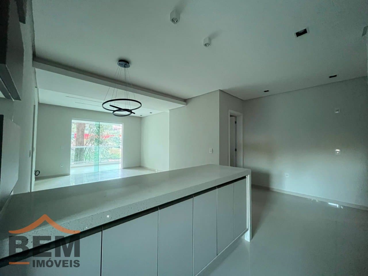 Apartamento para Locação com 3 quartos sendo 3 suítes, 2 vagas no bairro Cabeçudas em Itajaí/SC: 06 - COZINHA