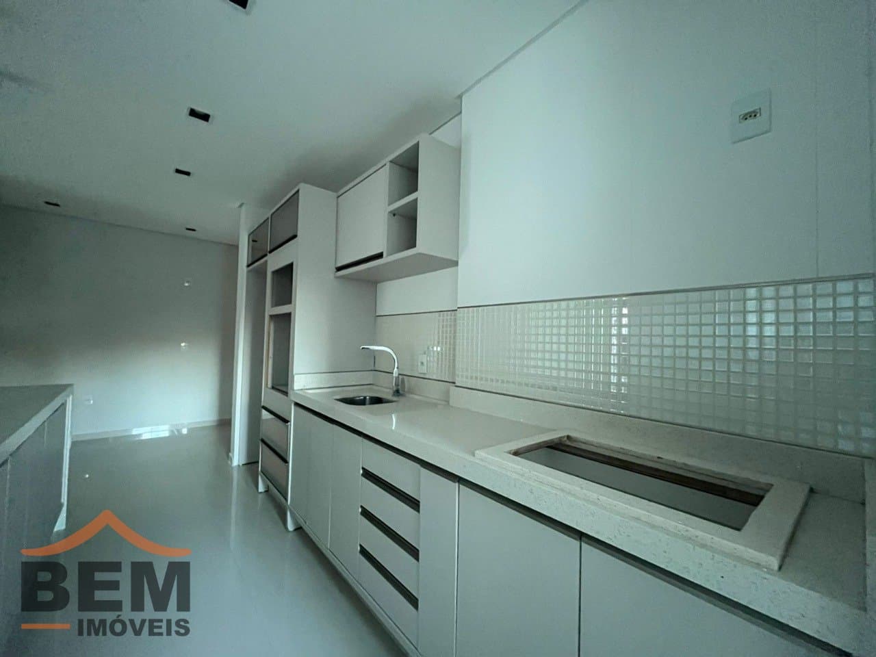 Apartamento para Locação com 3 quartos sendo 3 suítes, 2 vagas no bairro Cabeçudas em Itajaí/SC: 07 - COZINHA