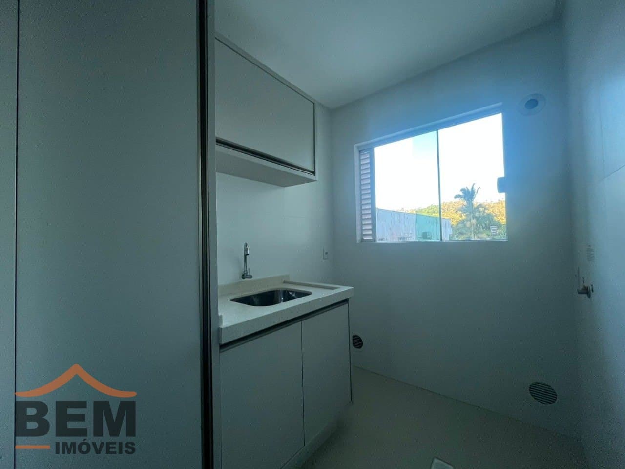 Apartamento para Locação com 3 quartos sendo 3 suítes, 2 vagas no bairro Cabeçudas em Itajaí/SC: 08 - ÁREA DE SERVIÇO