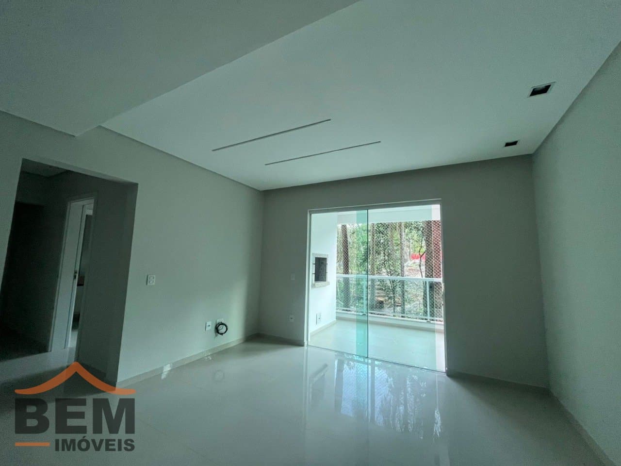 Apartamento para Locação com 3 quartos sendo 3 suítes, 2 vagas no bairro Cabeçudas em Itajaí/SC: 10 - SALA DE ESTAR