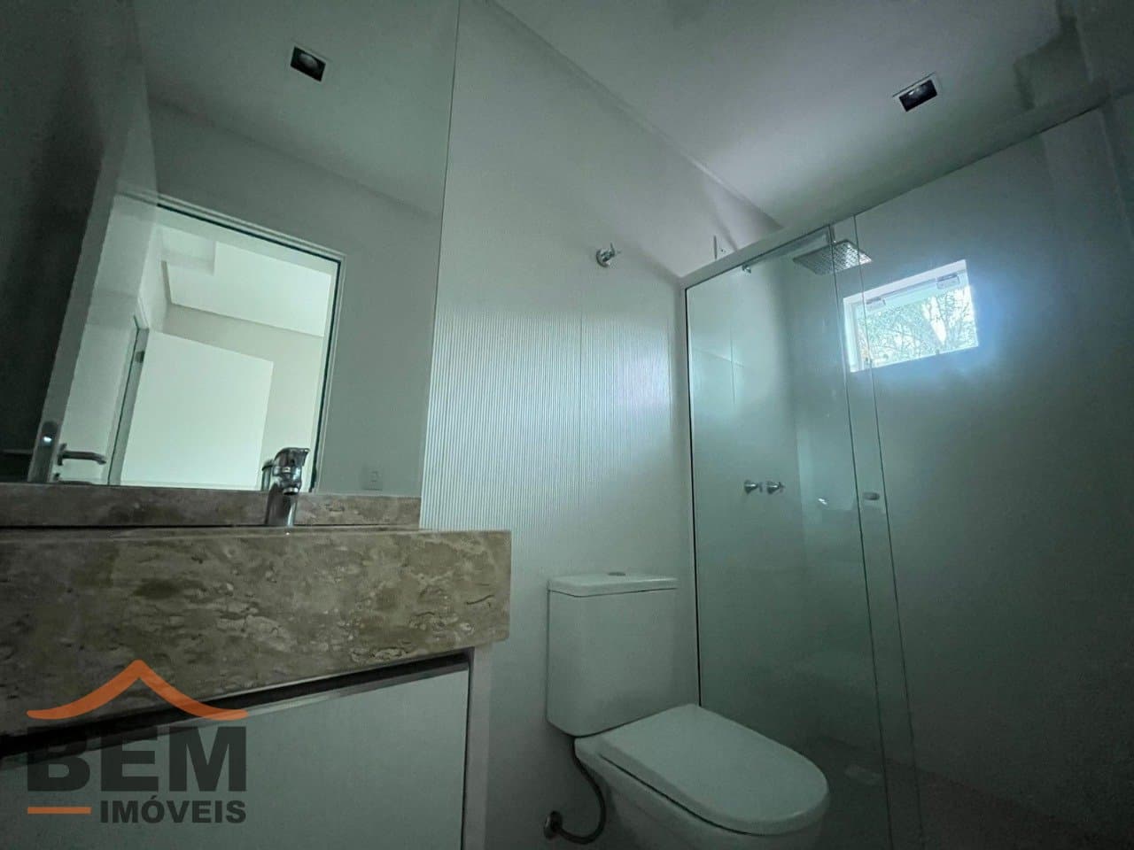 Apartamento para Locação com 3 quartos sendo 3 suítes, 2 vagas no bairro Cabeçudas em Itajaí/SC: 15 - BANHEIRO SUÍTE 1