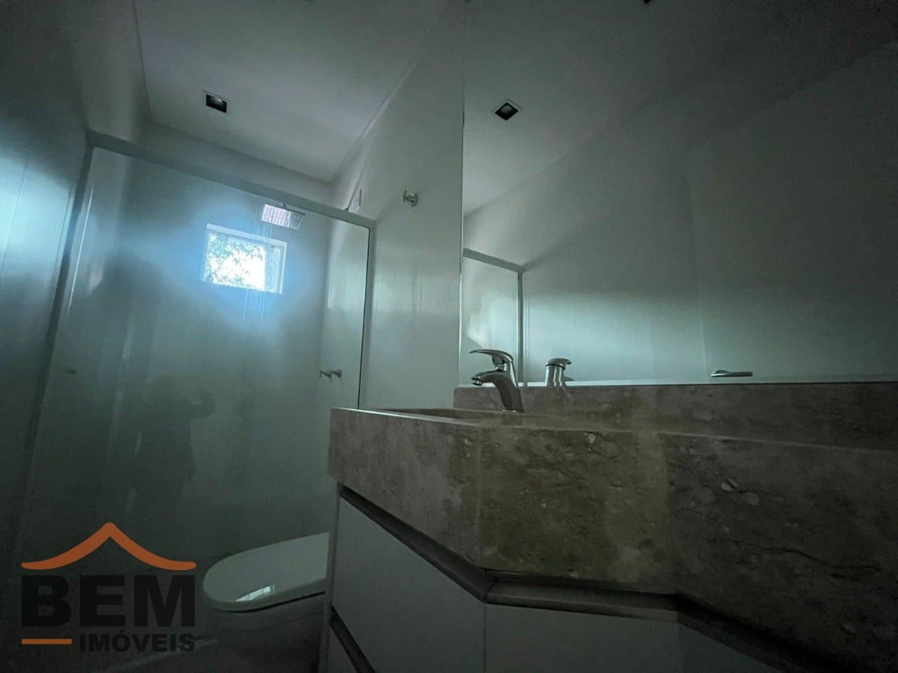 Apartamento para Locação com 3 quartos sendo 3 suítes, 2 vagas no bairro Cabeçudas em Itajaí/SC: 18 - BANHEIRO SUÍTE 2