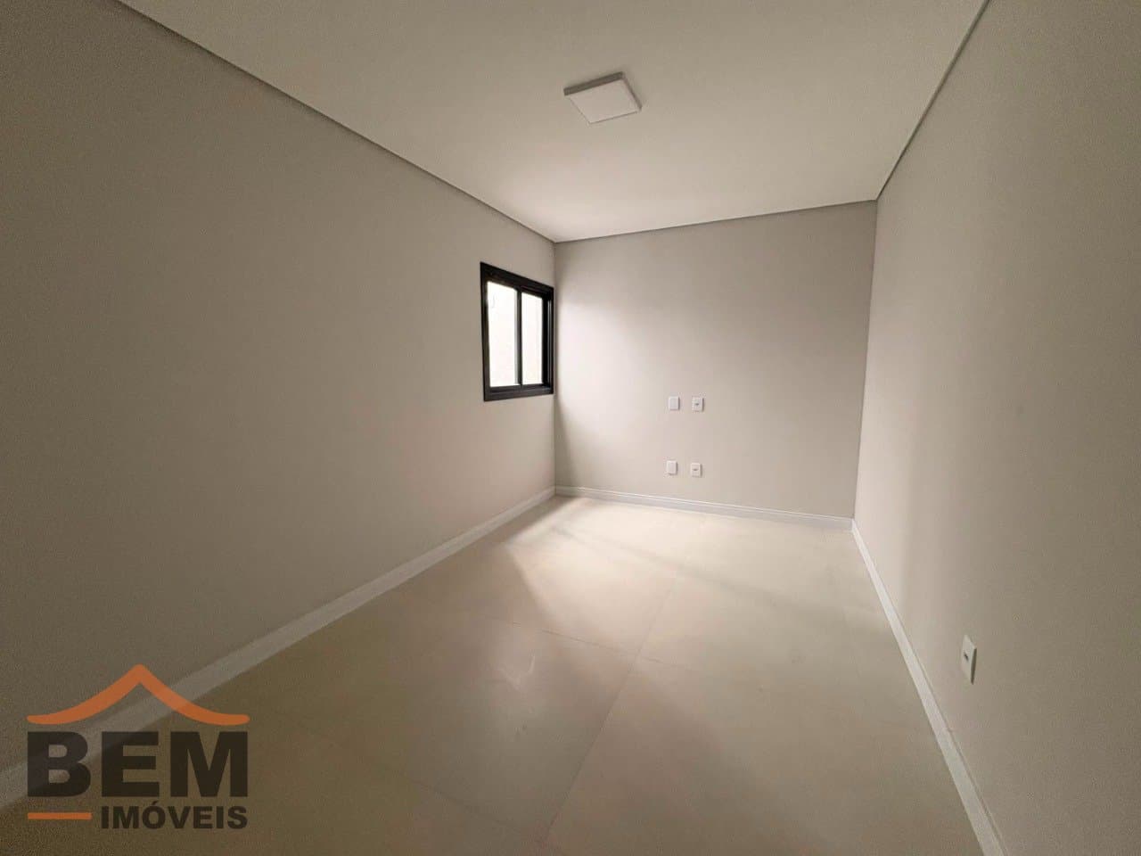 Apartamento para Locação com 3 quartos sendo 1 suíte, 1 vaga no bairro Dom Bosco em Itajaí/SC: 11 - DORMITÓRIO 01