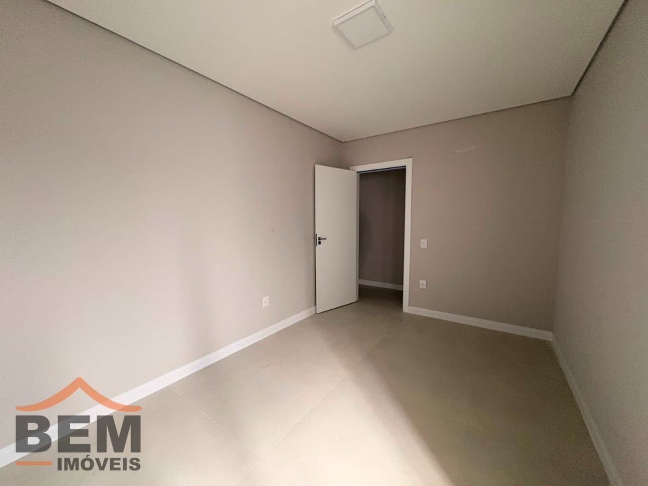 Apartamento para Locação com 3 quartos sendo 1 suíte, 1 vaga no bairro Dom Bosco em Itajaí/SC: 12 - DORMITÓRIO 01