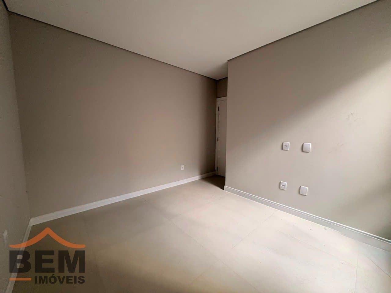Apartamento para Locação com 3 quartos sendo 1 suíte, 1 vaga no bairro Dom Bosco em Itajaí/SC: 9 - DORMITÓRIO SUÍTE