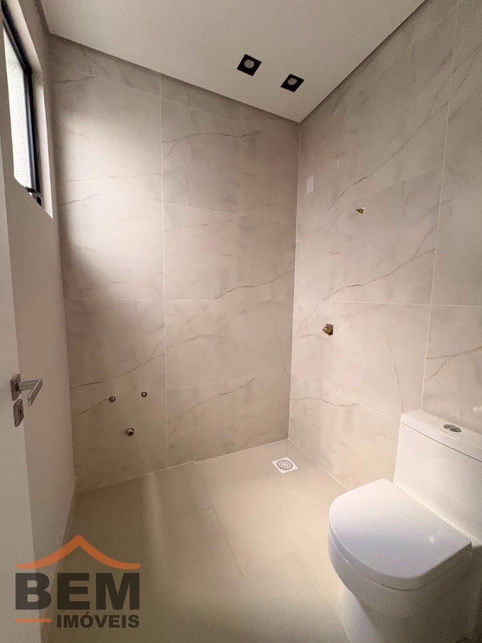Apartamento para Locação com 3 quartos sendo 1 suíte, 1 vaga no bairro Dom Bosco em Itajaí/SC: 10 - BANHEIRO SUÍTE