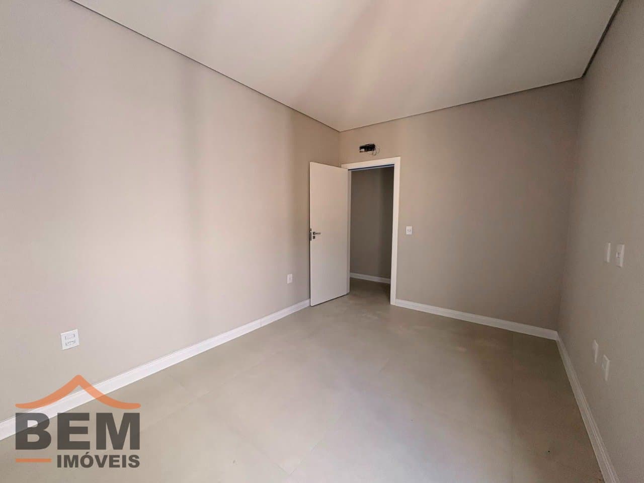 Apartamento Duplex para Locação com 3 quartos sendo 1 suíte, 1 vaga no bairro Dom Bosco em Itajaí/SC: 6 - DORMITÓRIO 01