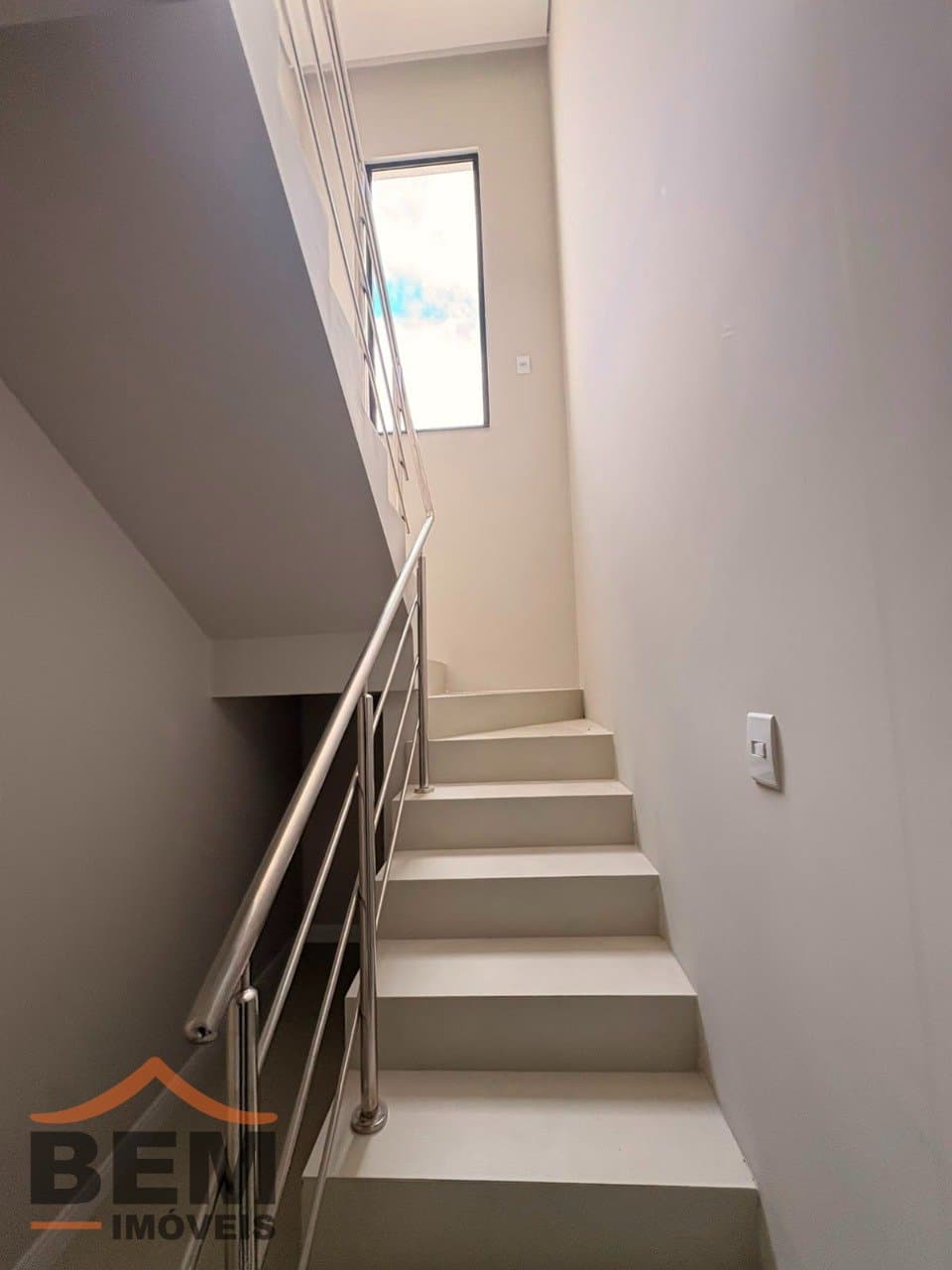 Apartamento Duplex para Locação com 3 quartos sendo 1 suíte, 1 vaga no bairro Dom Bosco em Itajaí/SC: 10 - ESCADA