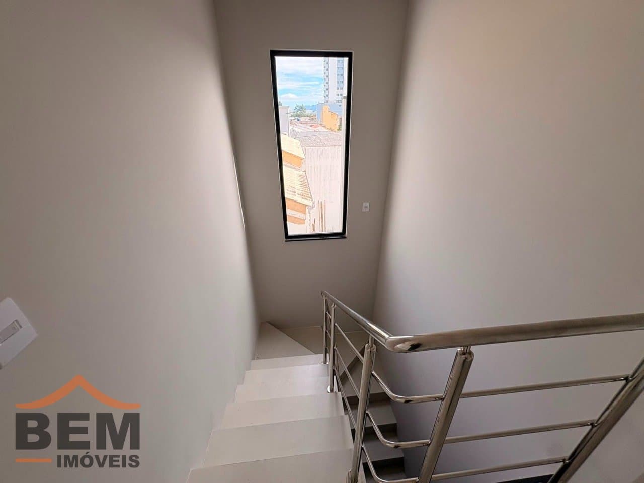 Apartamento Duplex para Locação com 3 quartos sendo 1 suíte, 1 vaga no bairro Dom Bosco em Itajaí/SC: 11 - ESCADA