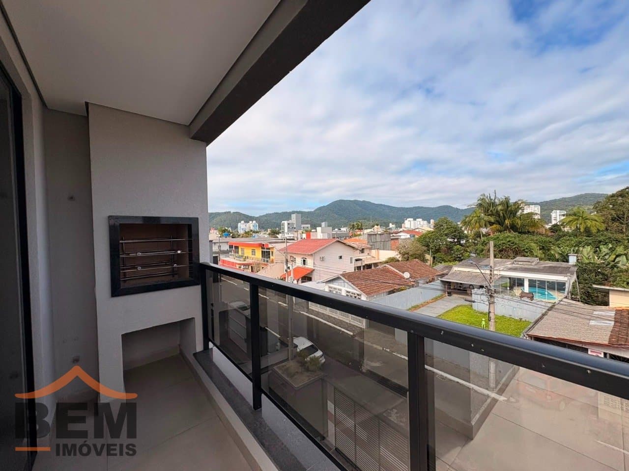 Apartamento Duplex para Locação com 3 quartos sendo 1 suíte, 1 vaga no bairro Dom Bosco em Itajaí/SC: 14 - SACADA COM CHURRASQUEIRA