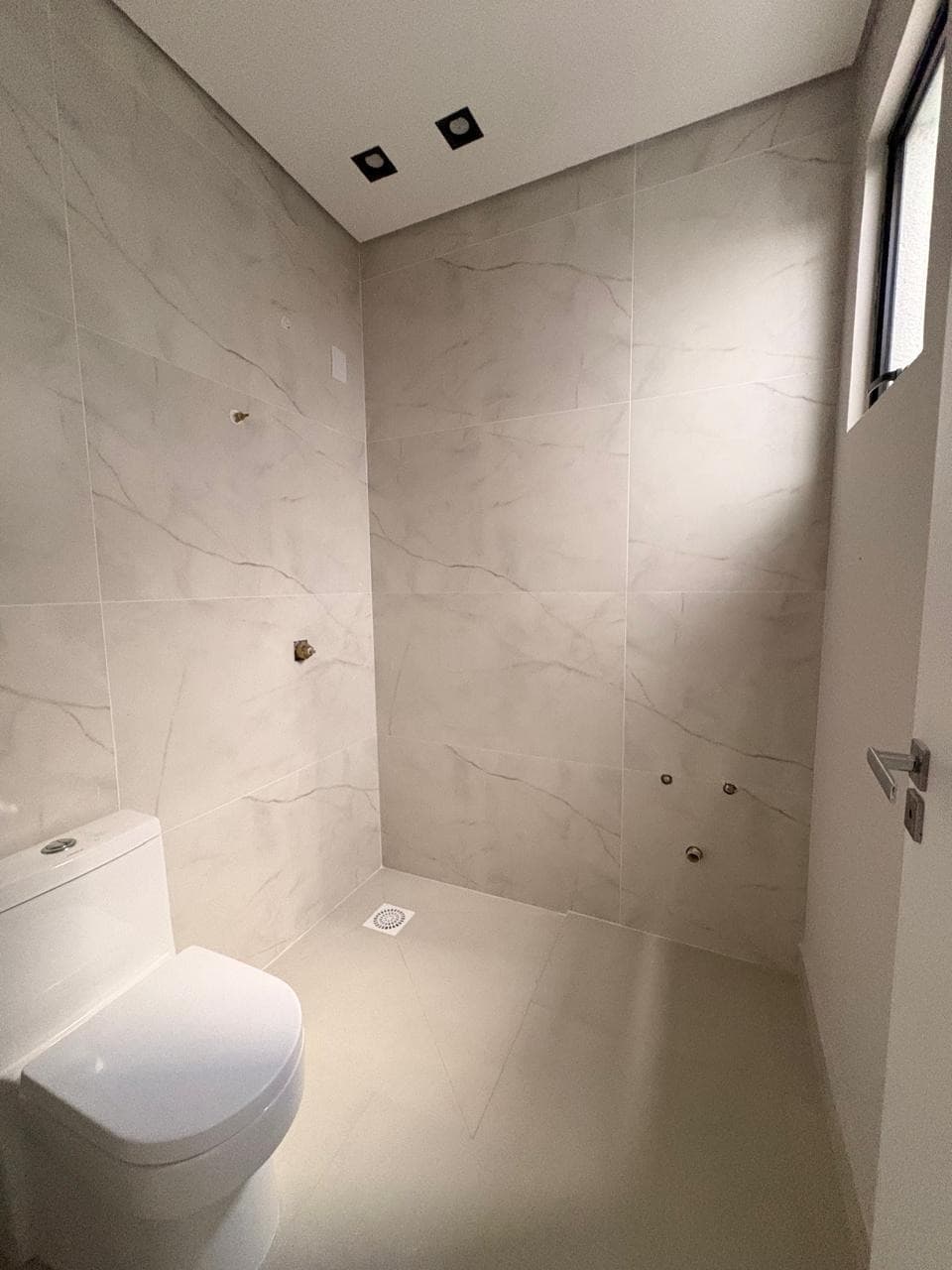 Apartamento para Locação com 3 quartos sendo 1 suíte, 1 vaga no bairro Dom Bosco em Itajaí/SC: 11 - BANHEIRO SUÍTE