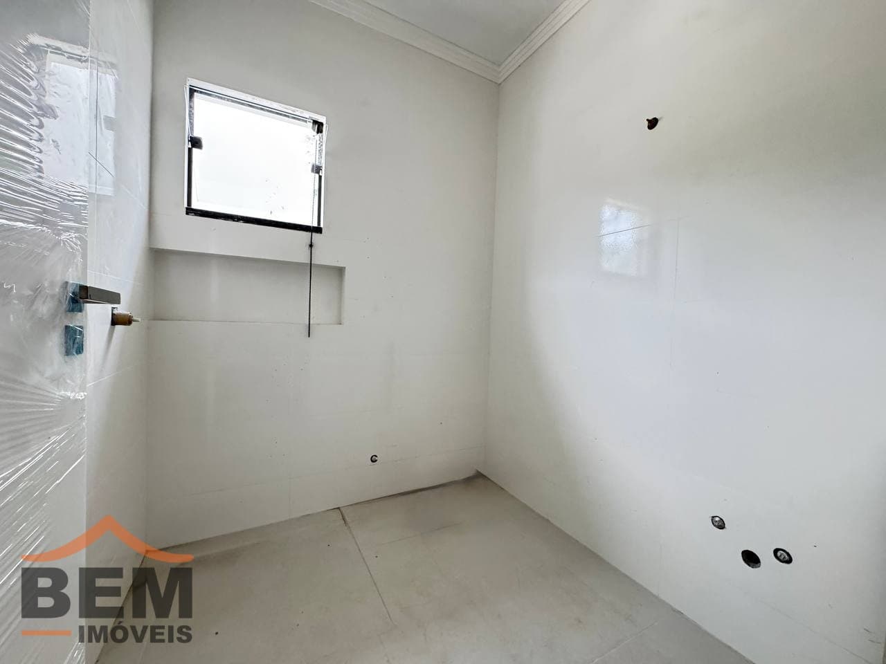 Sobrado à Venda com 3 quartos sendo 1 suíte, 2 vagas no bairro Rio Pequeno em Camboriú/SC