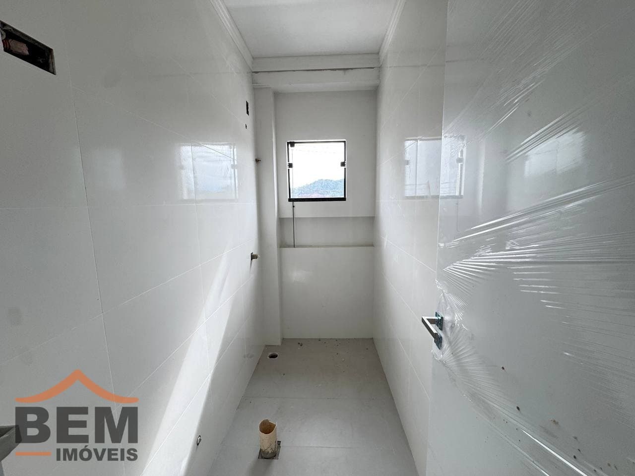 Sobrado à Venda com 3 quartos sendo 1 suíte, 2 vagas no bairro Rio Pequeno em Camboriú/SC