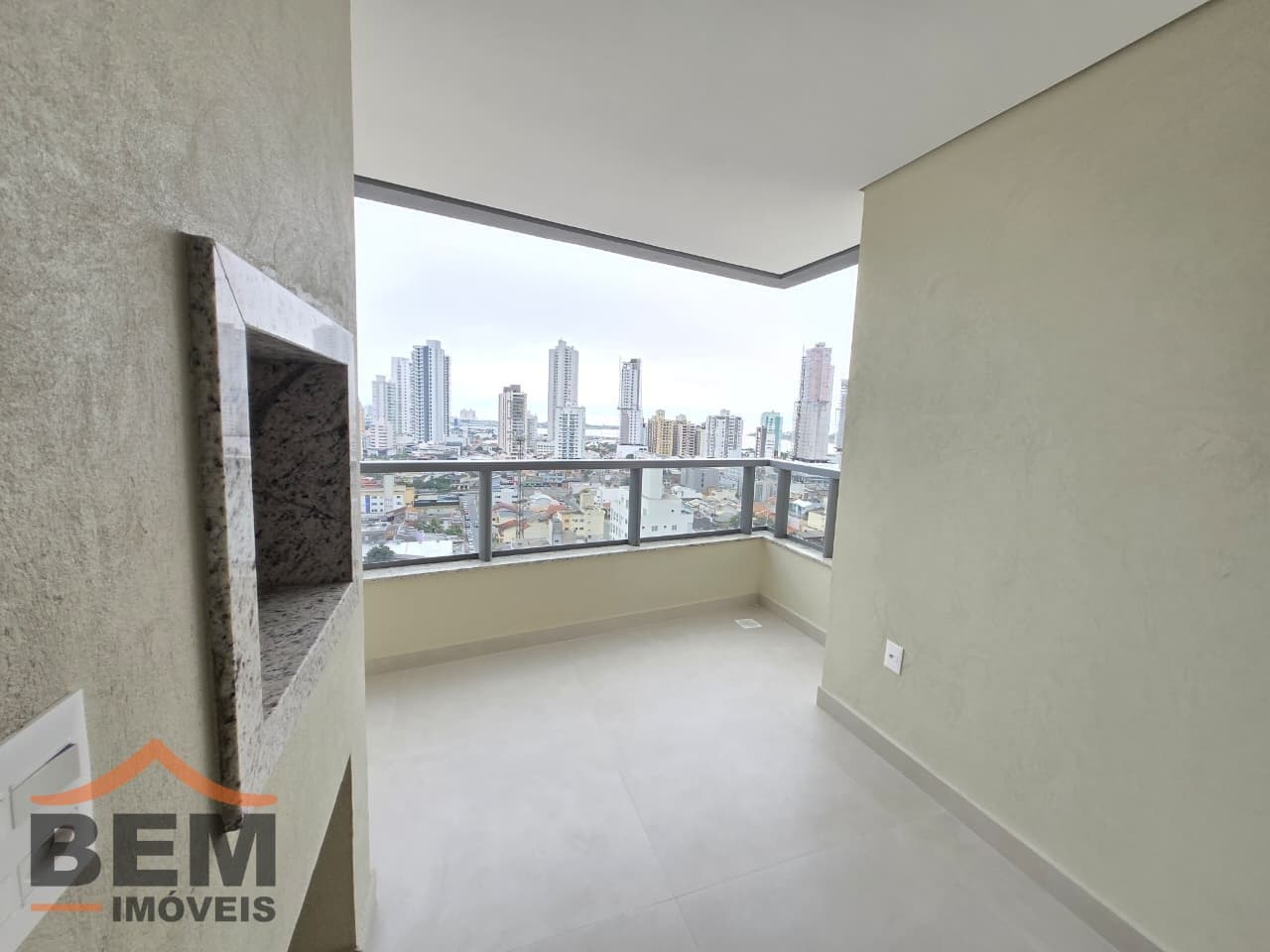 Apartamento à Venda com 2 quartos sendo 1 suíte, 1 vaga no bairro Fazenda em Itajaí/SC