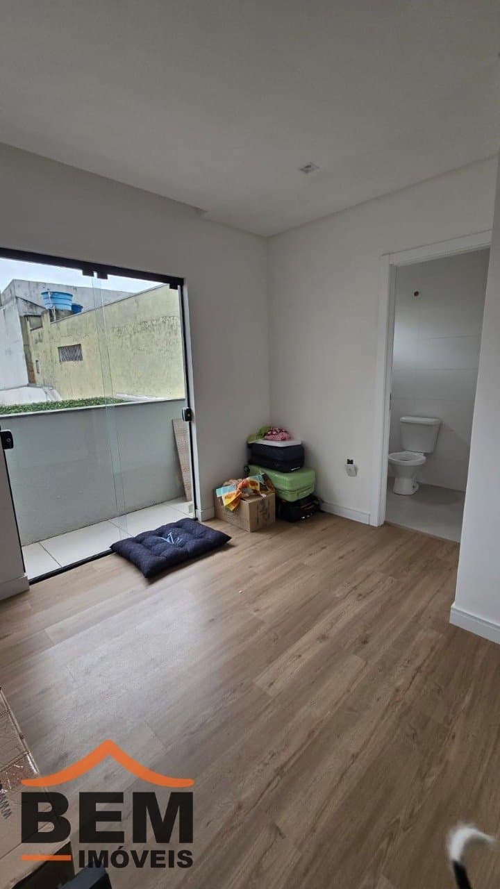 Casa à Venda com 3 quartos sendo 3 suítes no bairro Lídia Duarte em Camboriú/SC