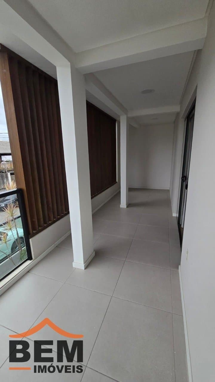 Casa à Venda com 3 quartos sendo 3 suítes no bairro Lídia Duarte em Camboriú/SC