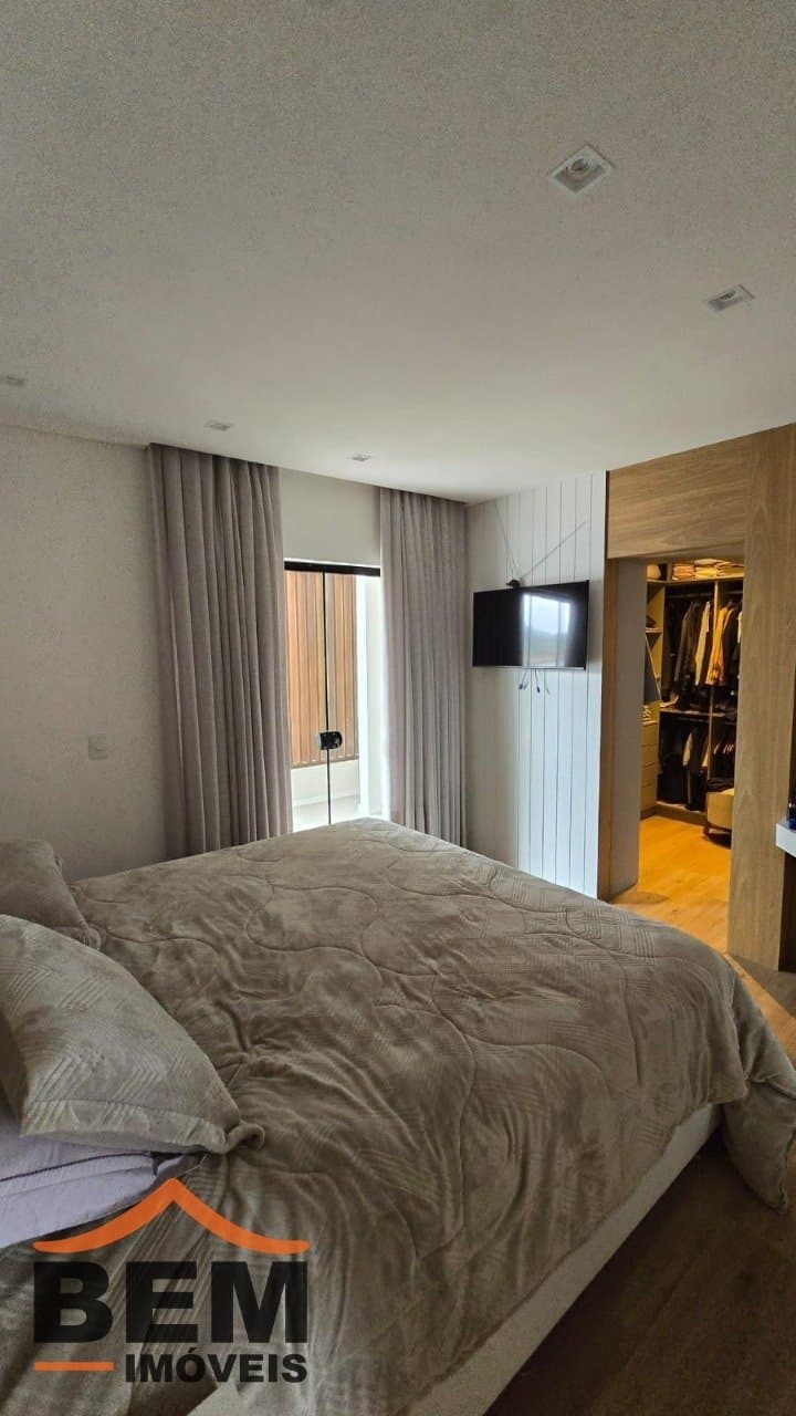 Casa à Venda com 3 quartos sendo 3 suítes no bairro Lídia Duarte em Camboriú/SC