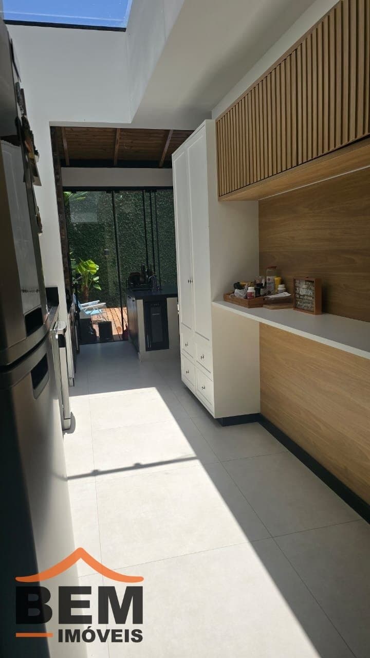 Casa à Venda com 3 quartos sendo 3 suítes no bairro Lídia Duarte em Camboriú/SC