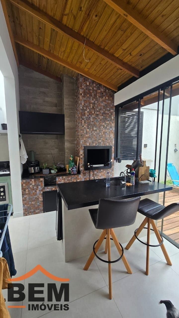 Casa à Venda com 3 quartos sendo 3 suítes no bairro Lídia Duarte em Camboriú/SC