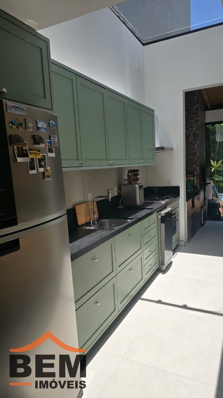 Casa à Venda com 3 quartos sendo 3 suítes no bairro Lídia Duarte em Camboriú/SC