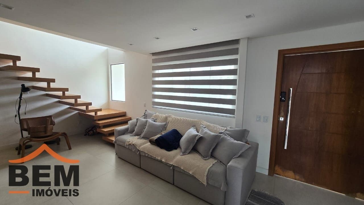 Casa à Venda com 3 quartos sendo 3 suítes no bairro Lídia Duarte em Camboriú/SC