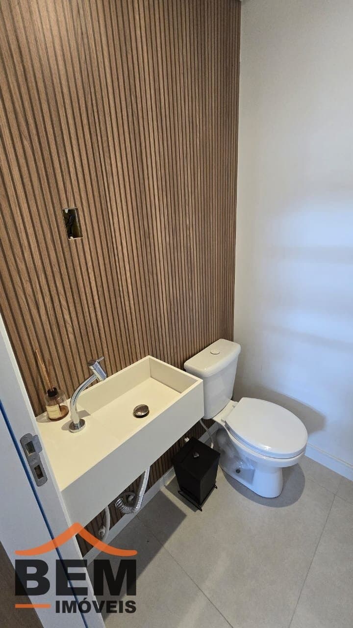 Casa à Venda com 3 quartos sendo 3 suítes no bairro Lídia Duarte em Camboriú/SC
