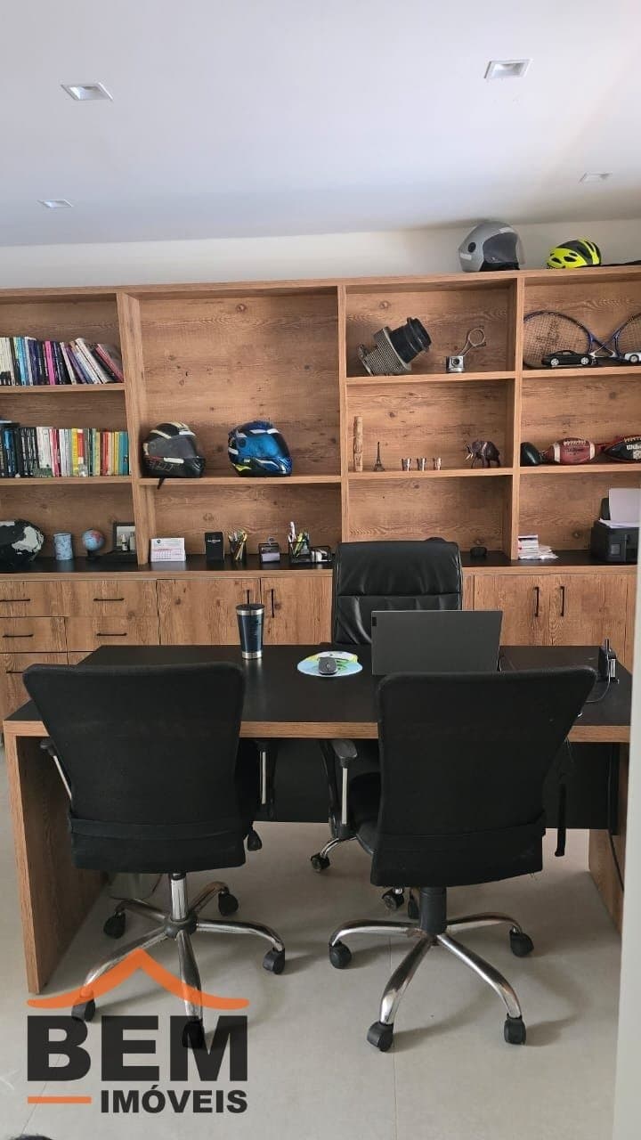 Casa à Venda com 3 quartos sendo 3 suítes no bairro Lídia Duarte em Camboriú/SC