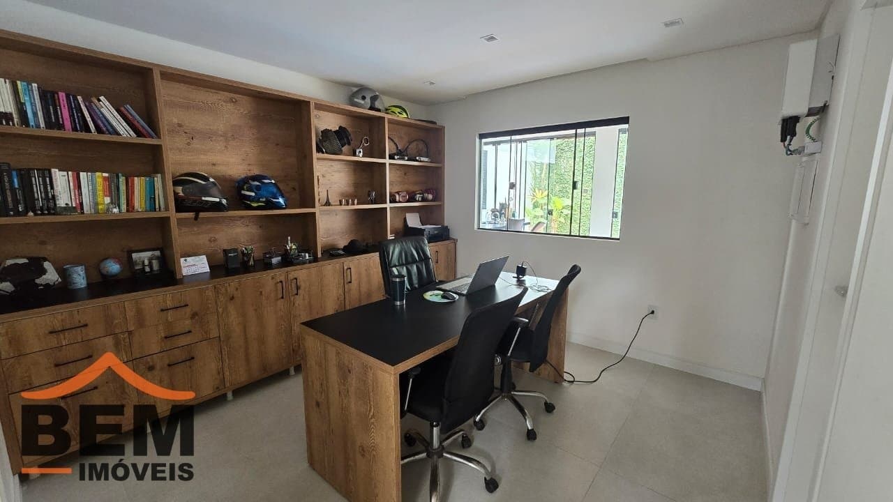 Casa à Venda com 3 quartos sendo 3 suítes no bairro Lídia Duarte em Camboriú/SC