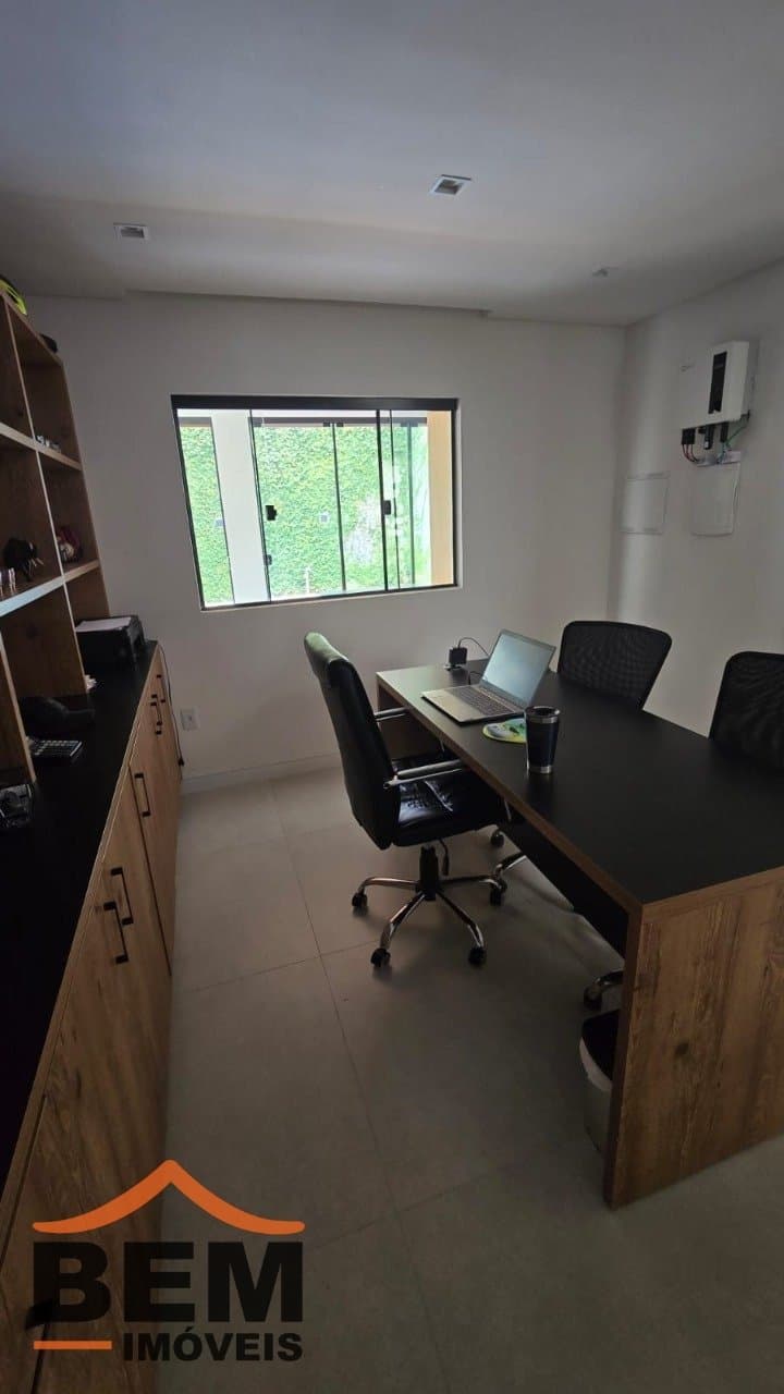 Casa à Venda com 3 quartos sendo 3 suítes no bairro Lídia Duarte em Camboriú/SC