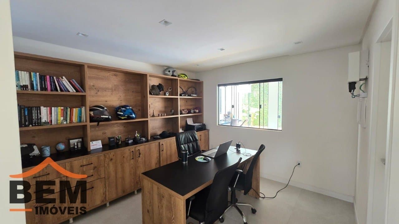 Casa à Venda com 3 quartos sendo 3 suítes no bairro Lídia Duarte em Camboriú/SC