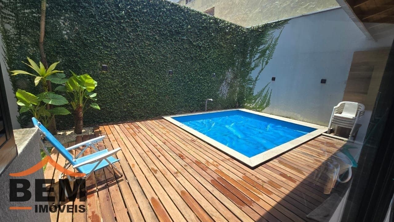 Casa à Venda com 3 quartos sendo 3 suítes no bairro Lídia Duarte em Camboriú/SC