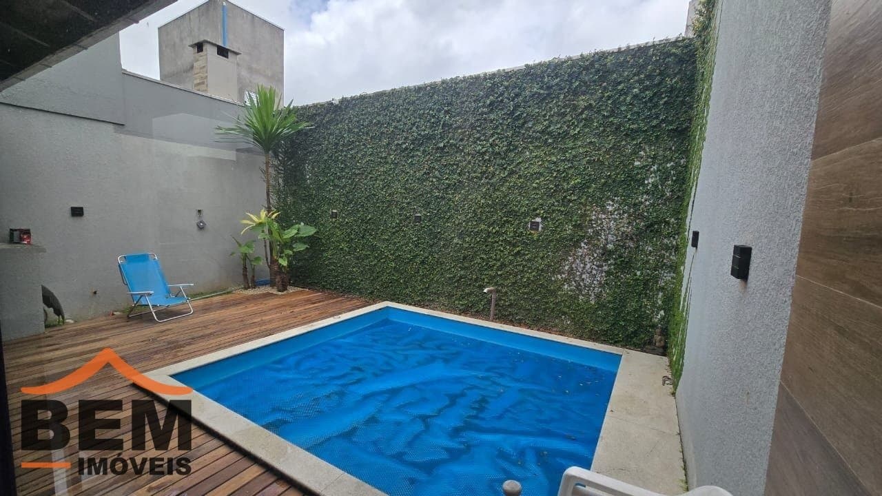 Casa à Venda com 3 quartos sendo 3 suítes no bairro Lídia Duarte em Camboriú/SC