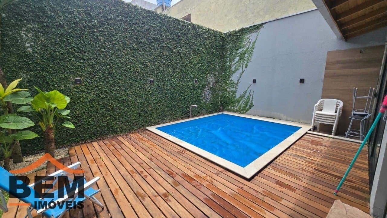 Casa à Venda com 3 quartos sendo 3 suítes no bairro Lídia Duarte em Camboriú/SC
