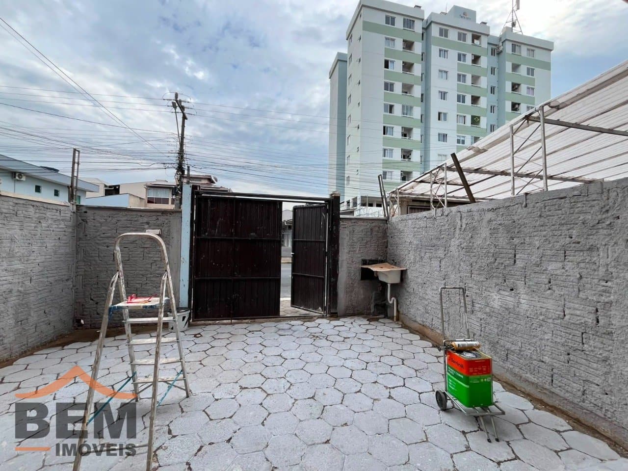Casa para Locação com 1 quarto, 1 vaga no bairro São Vicente em Itajaí/SC: 12 - ESTACIONAMENTO