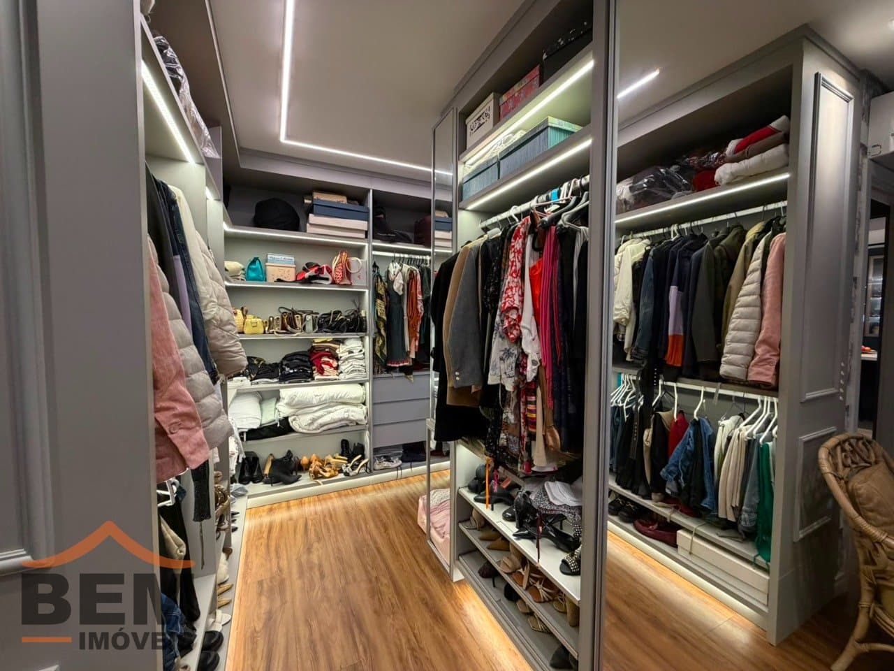 Apartamento à Venda com 2 quartos sendo 2 suítes, 2 vagas no bairro Fazenda em Itajai/SC