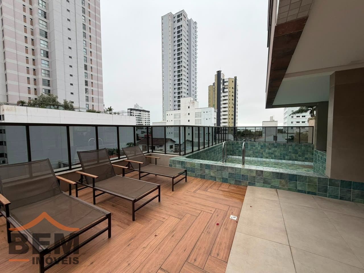 Apartamento à Venda com 2 quartos sendo 2 suítes, 2 vagas no bairro Fazenda em Itajai/SC