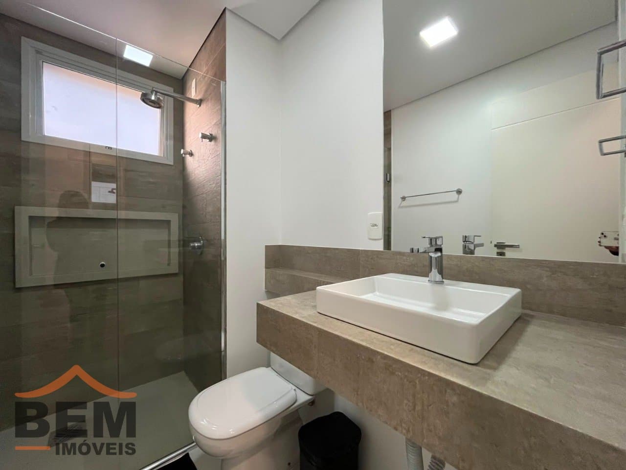 Apartamento para Locação com 2 quartos sendo 1 suíte, 1 vaga no bairro Praia Brava em Itajaí/SC: 13 - BANHEIRO DA SUÍTE