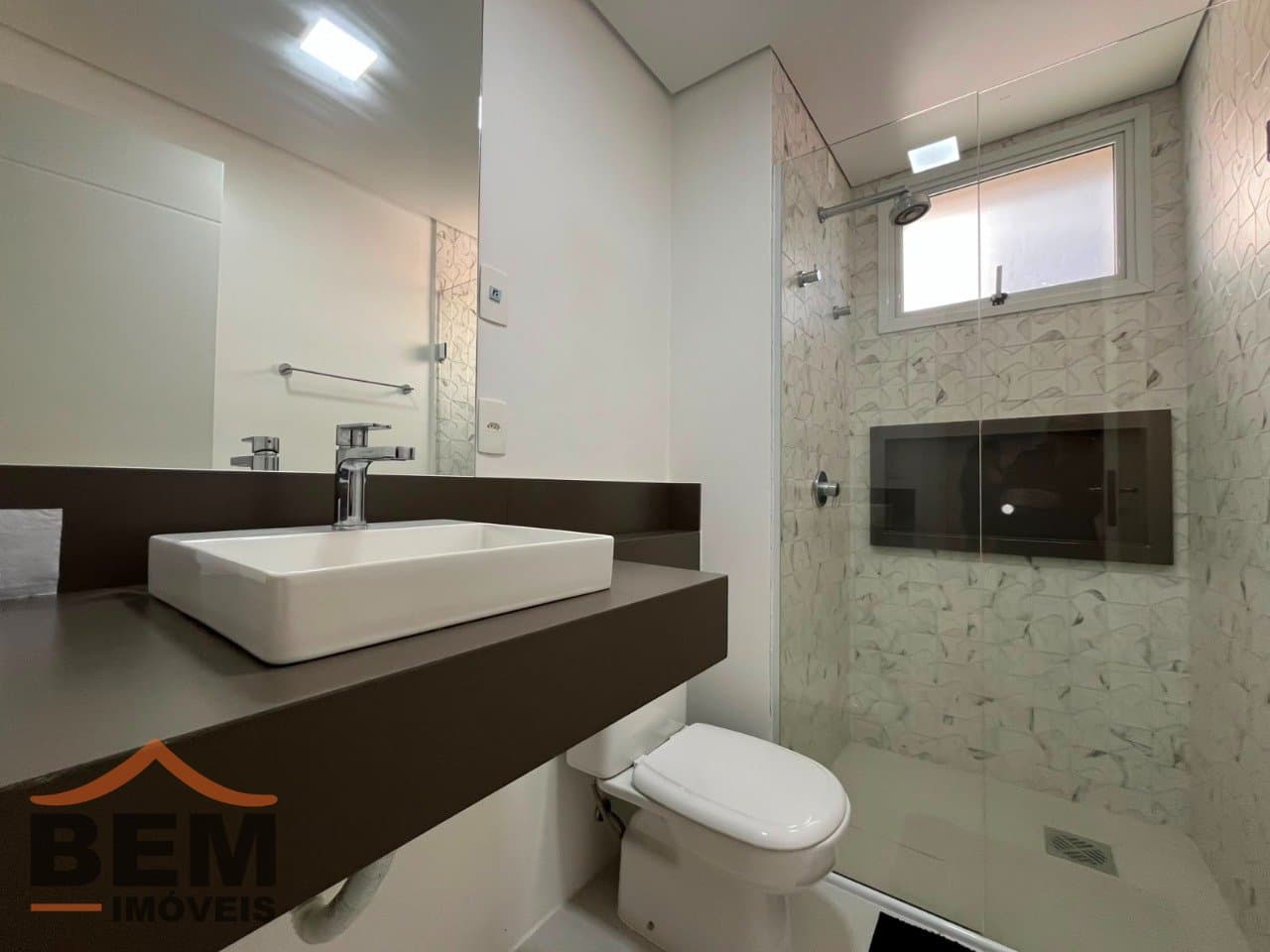 Apartamento para Locação com 2 quartos sendo 1 suíte, 1 vaga no bairro Praia Brava em Itajaí/SC: 18 - BANHEIRO
