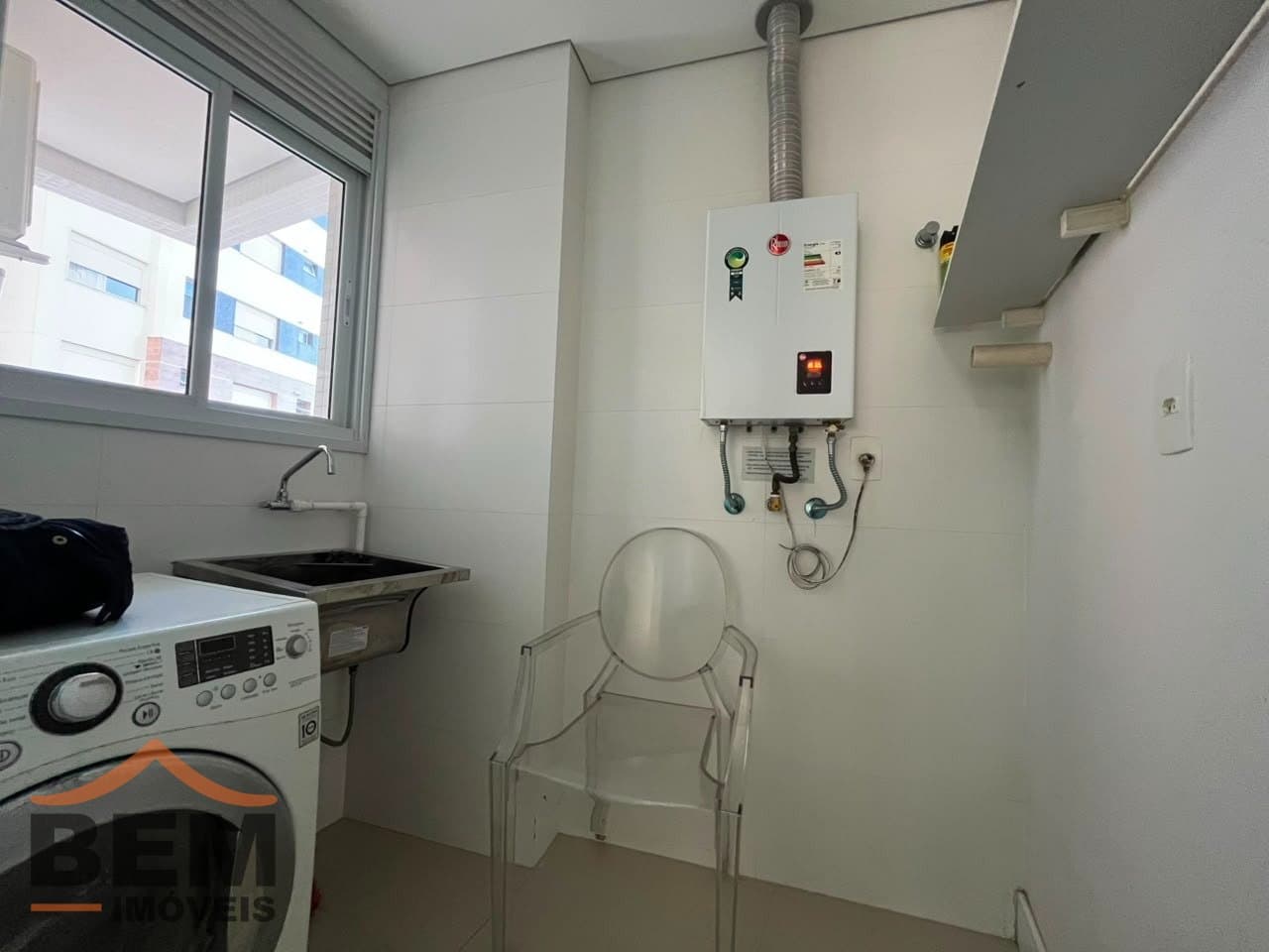 Apartamento para Locação com 2 quartos sendo 1 suíte, 1 vaga no bairro Praia Brava em Itajaí/SC: 21 - LAVANDERIA